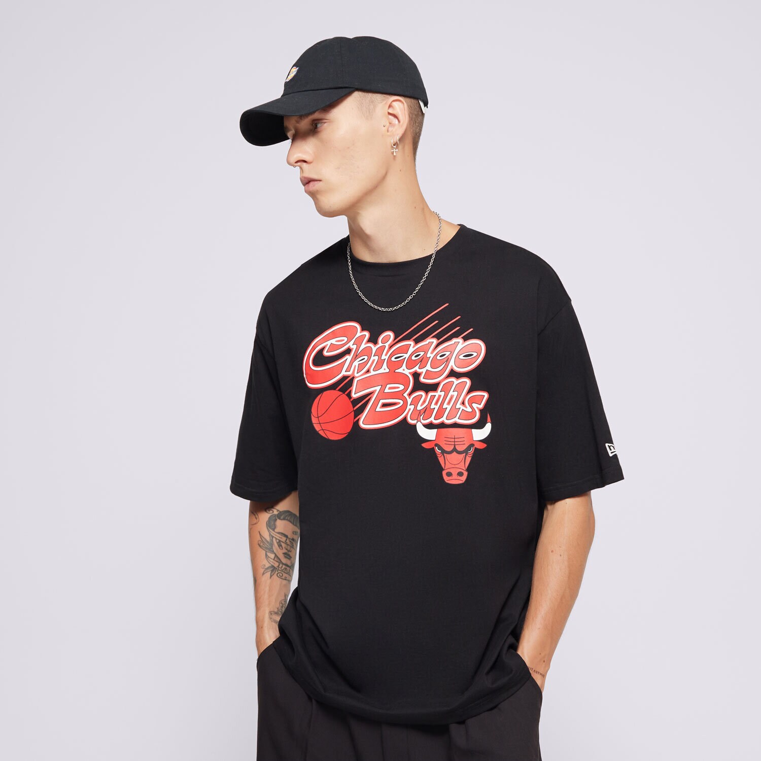 Herren T-Shirt NEW ERA T-SHIRT NBA SCRIPT OS BULLS CHICAGO BULLS BLKFDR 60564786 Schwarz