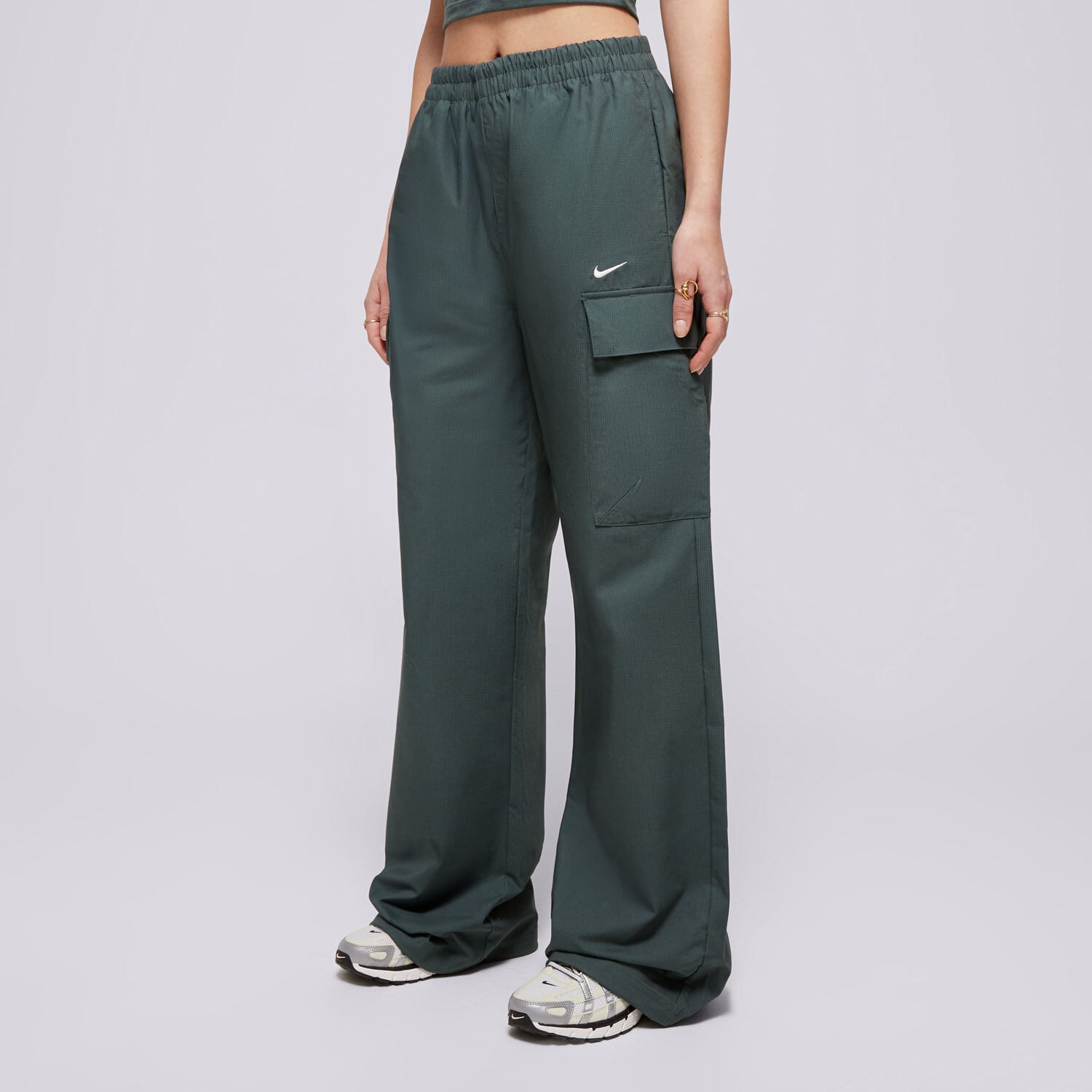Damen Hosen NIKE HOSE W NSW ESSTL WVN MR STD CRGO PT FV7643-338 Grün
