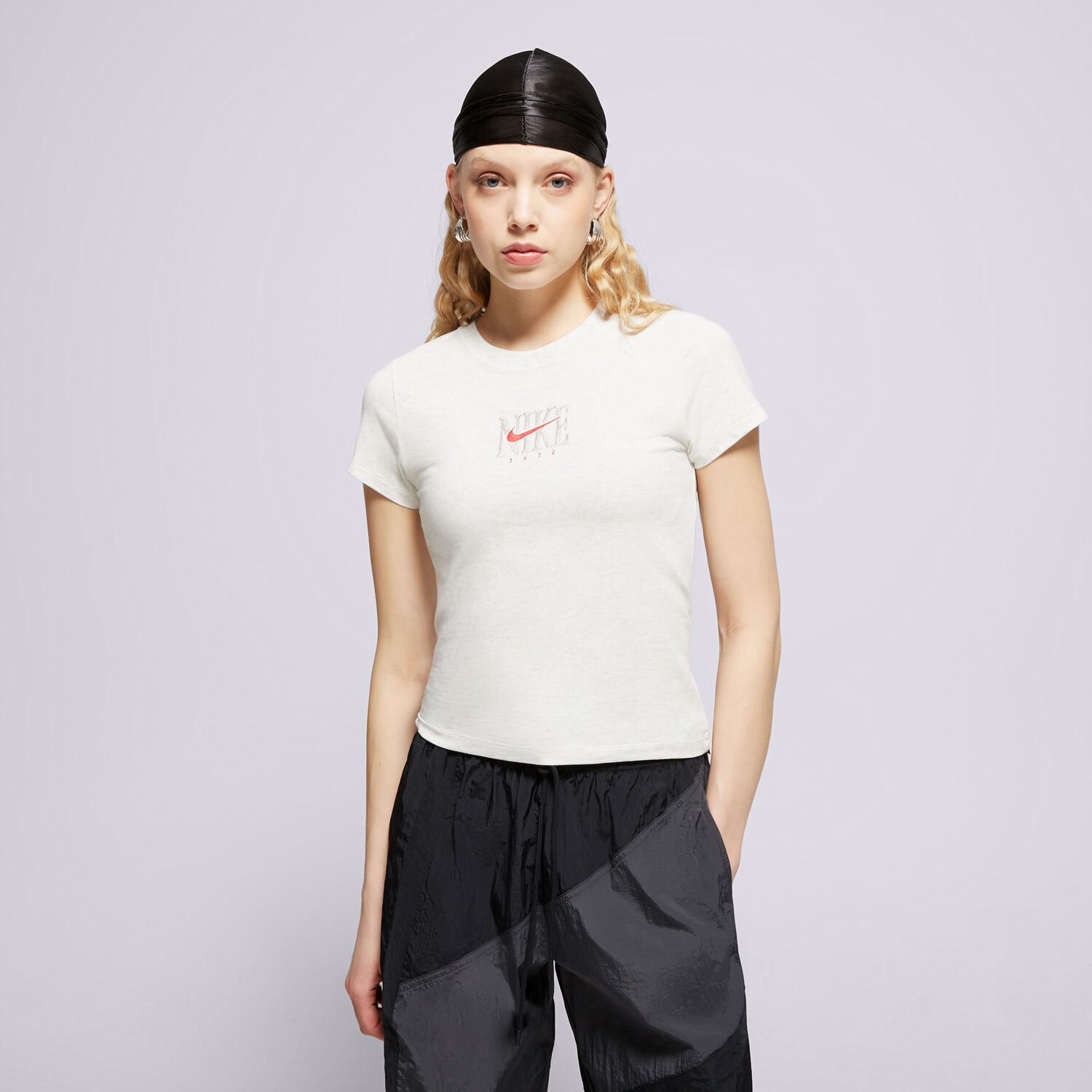 Damen T-Shirt NIKE T-SHIRT W NSW SS SLIM TEE PNX GRX IB2444-051 Weiß