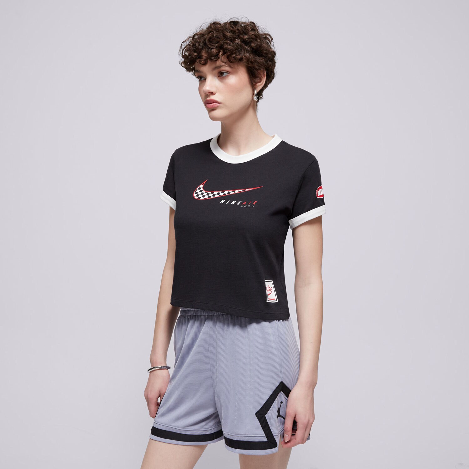 Damen T-Shirt NIKE T-SHIRT W NSW CLUB SS TEE MOTO RGR HQ1707-010 Schwarz