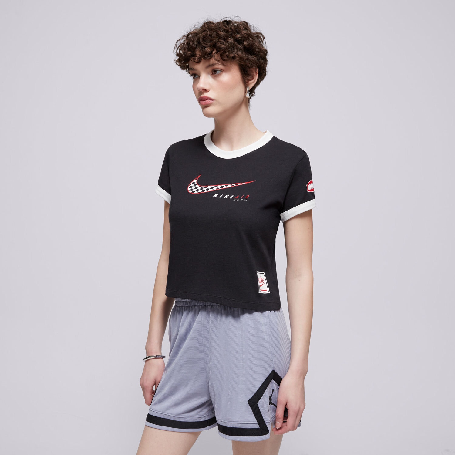 Damen T-Shirt NIKE T-SHIRT W NSW CLUB SS TEE MOTO RGR HQ1707-010 Schwarz
