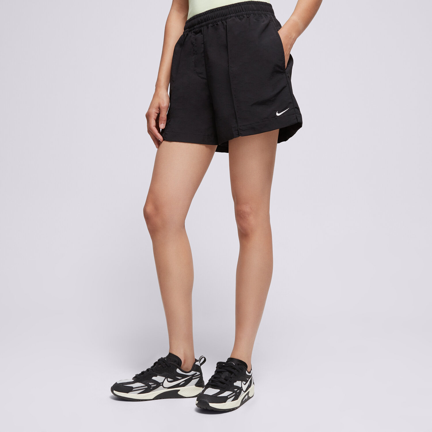 Damen Shorts NIKE SHORTS W NSW ESSNTL MR 5IN WVN SHRT FV6622-010 Schwarz