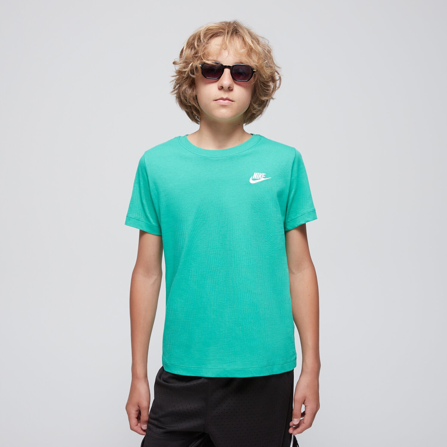 Kinder T-Shirt NIKE T-SHIRT K NSW TEE EMB FUTURA LBR BOY FZ5177-324 Grün
