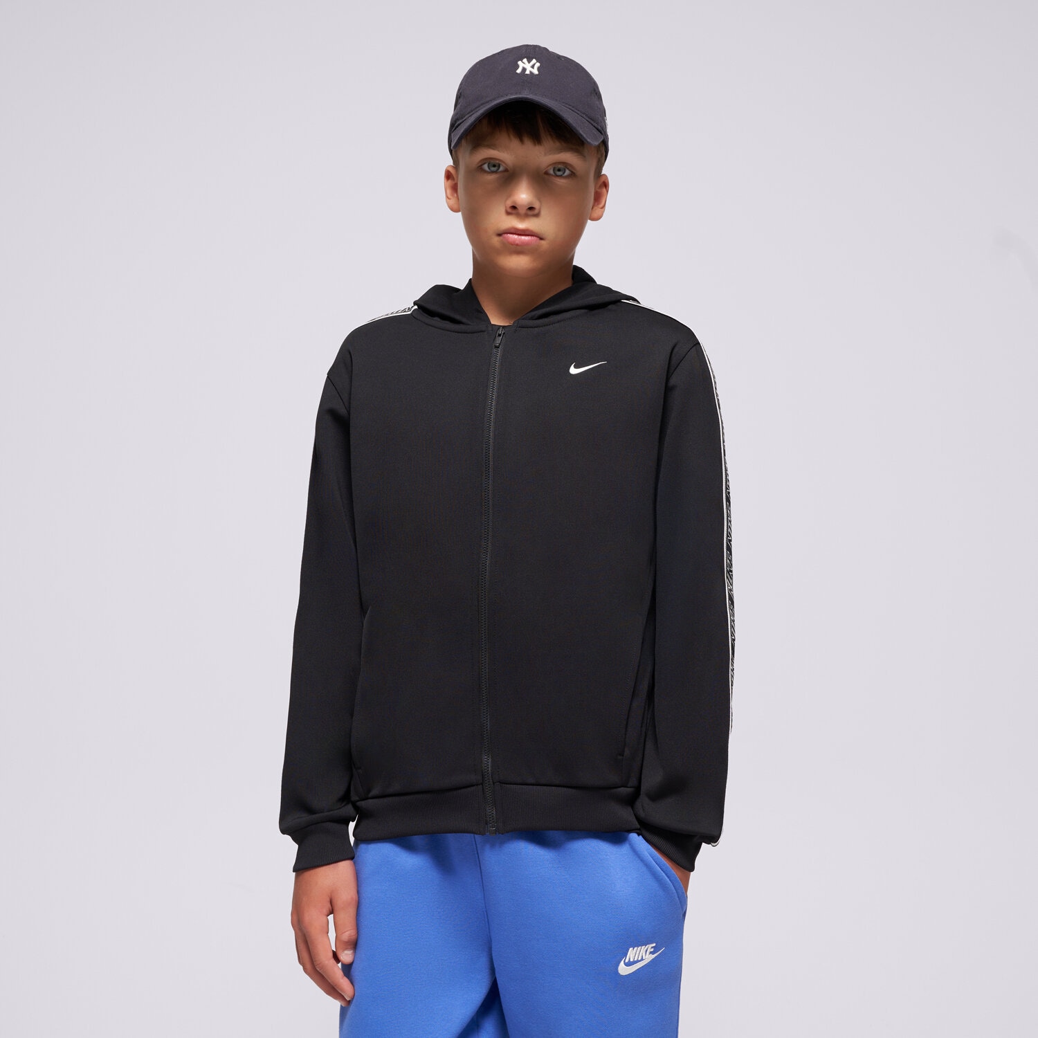 Kinder NIKE SWEATSHIRT MIT REIßVERSCHLUSS Z KAPTUREM K NSW DF CLUB+ HQ9320-010 Schwarz