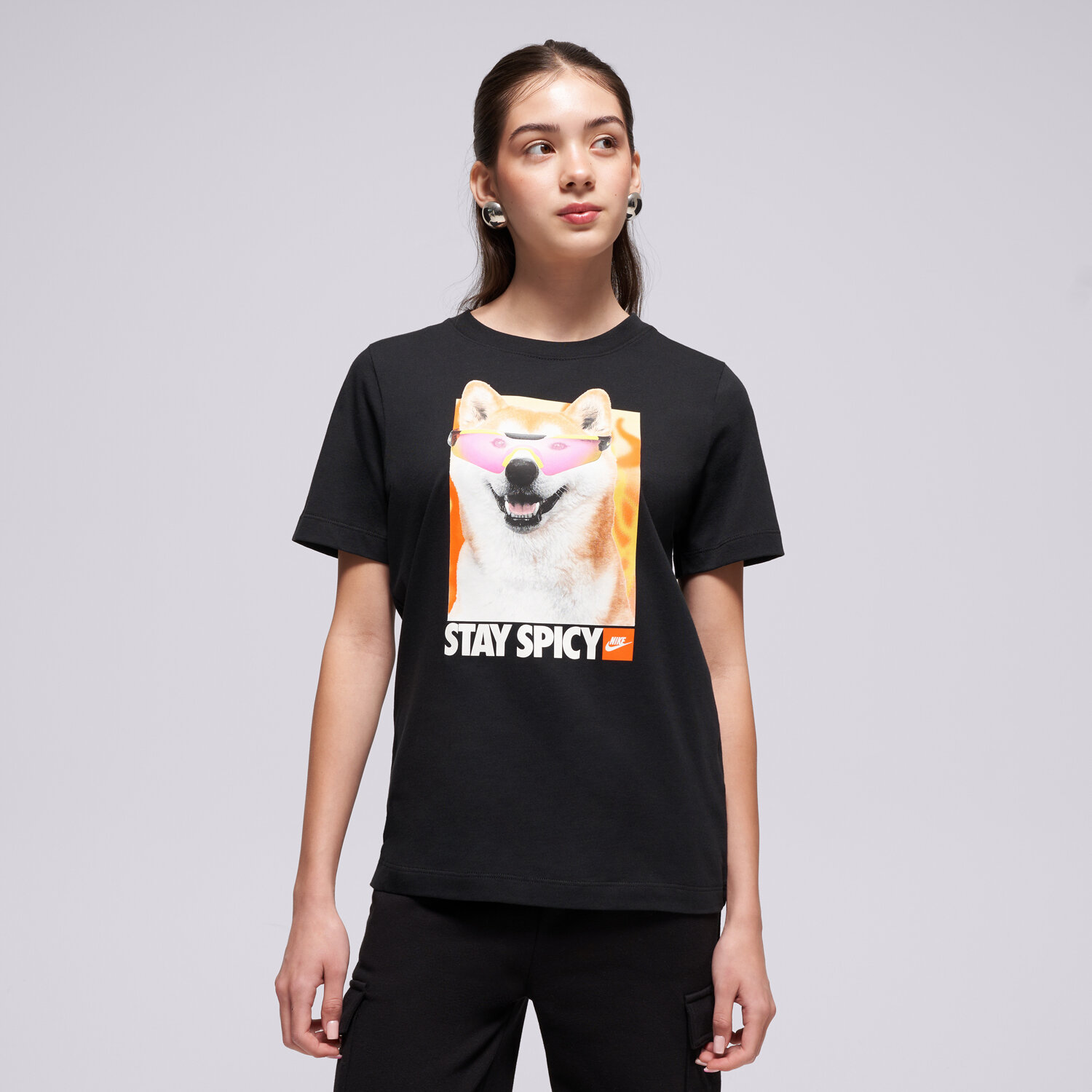Kinder T-Shirt NIKE T-SHIRT K NSW TEE PHOTO SHIBA GIRL HV5206-010 Schwarz