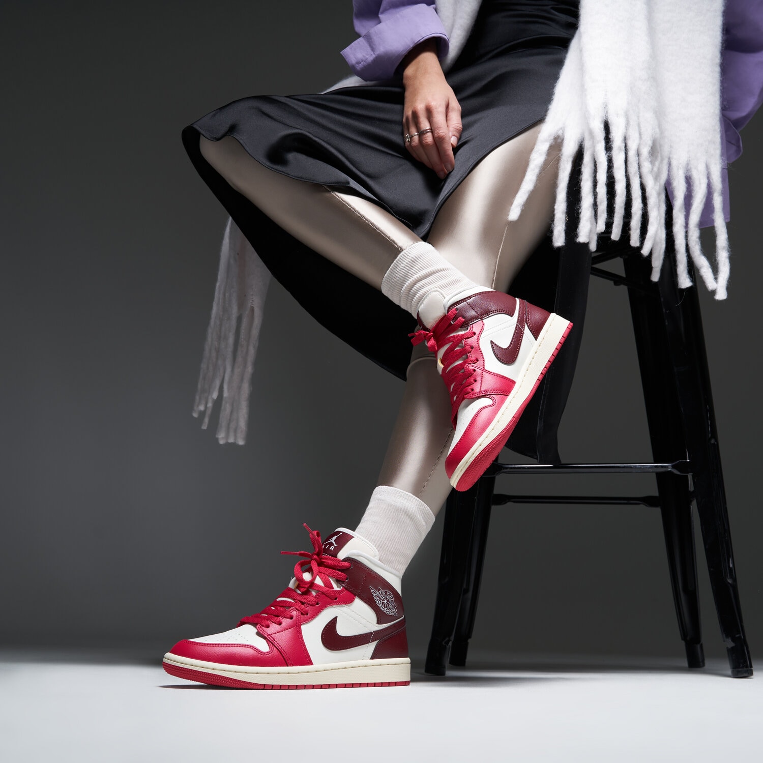 Nike Zapatillas de Casual de mujer AIR JORDAN 1 MID Blanco / Rojo (Women's) — foto 2