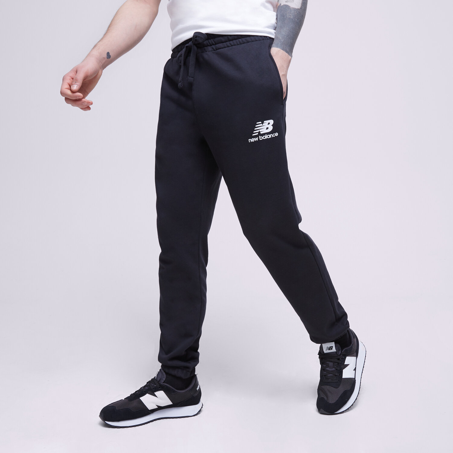 Herren Hosen NEW BALANCE HOSE NB ESSENTIAL STACKED MP31539BK Schwarz