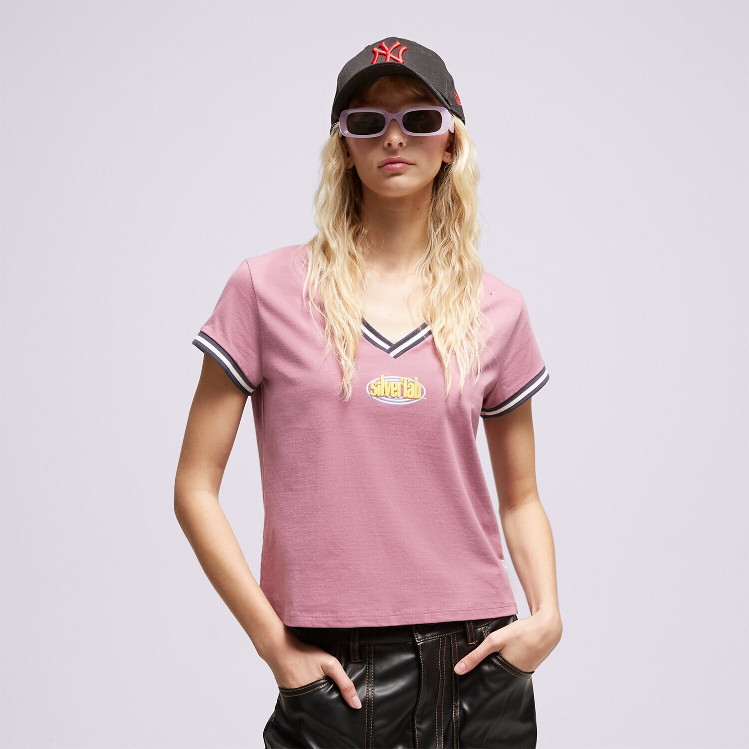 Damen T-Shirt LEVI'S T-SHIRT GRAPHIC TAI TEE REDS A6068-0003 Violet