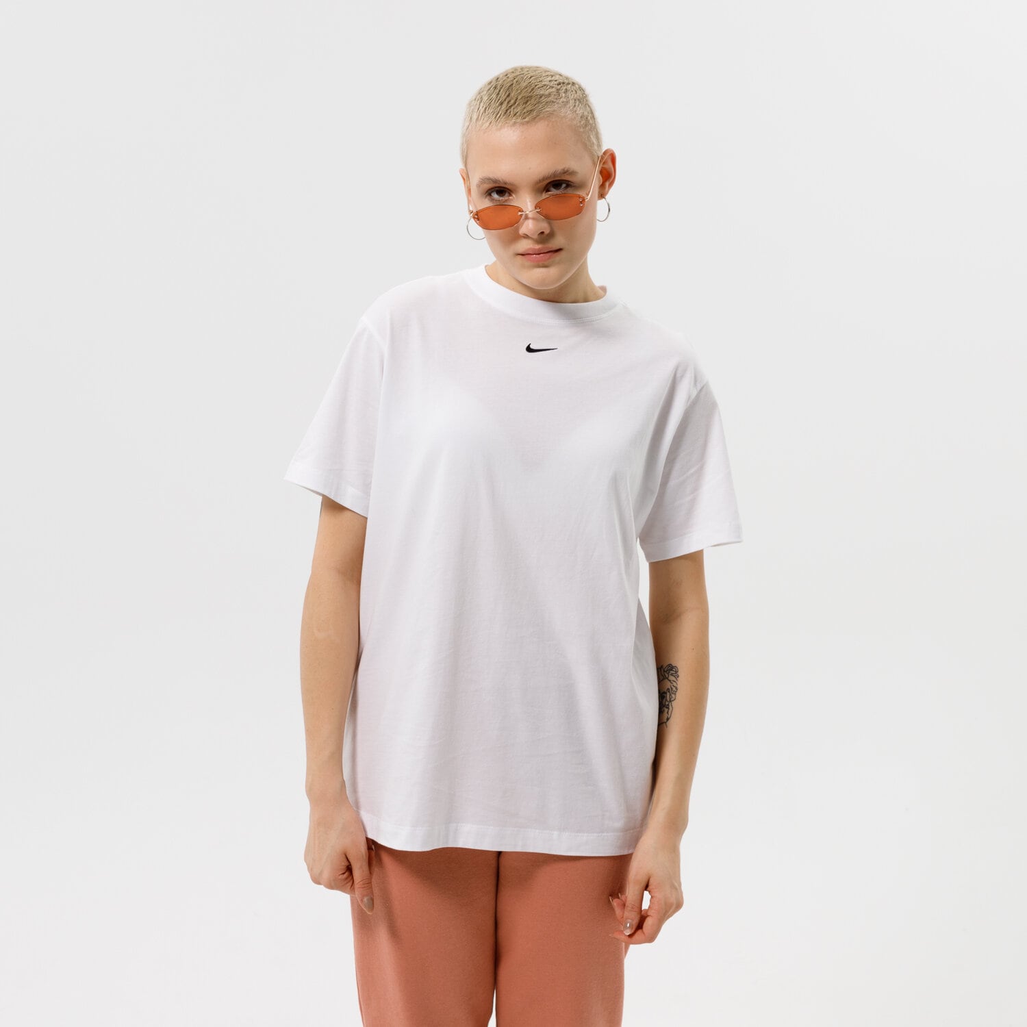 NIKE T SHIRT SPORTSWEAR ESSENTIAL OVERSIZED WeiB DN5697 100 Sizeer