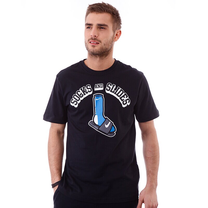 Herren T-Shirt T SHIRT NIKE BB SOCKS & SLIDES 532680010 Schwarz