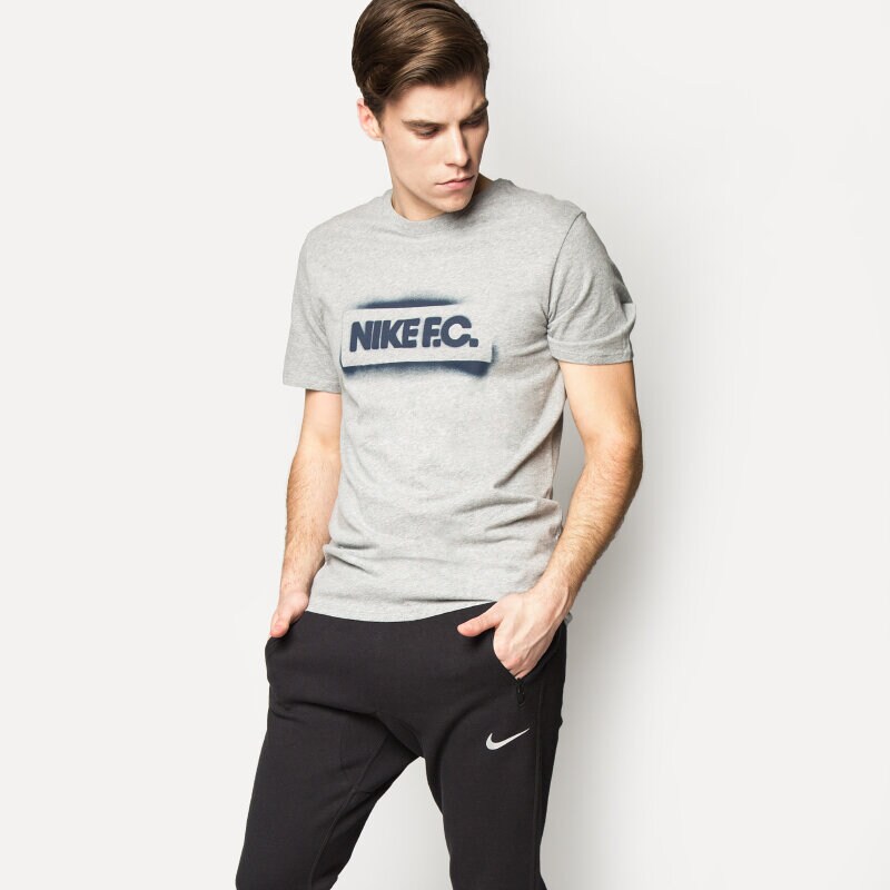Herren T-Shirt NIKE T-SHIRT FC STENCIL BLOCK 742600063 Grau