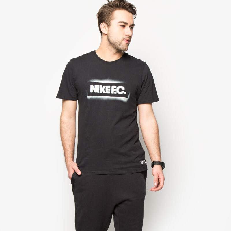 Herren T-Shirt NIKE T-SHIRT FC STENCIL BLOCK TEE 742600010 Schwarz
