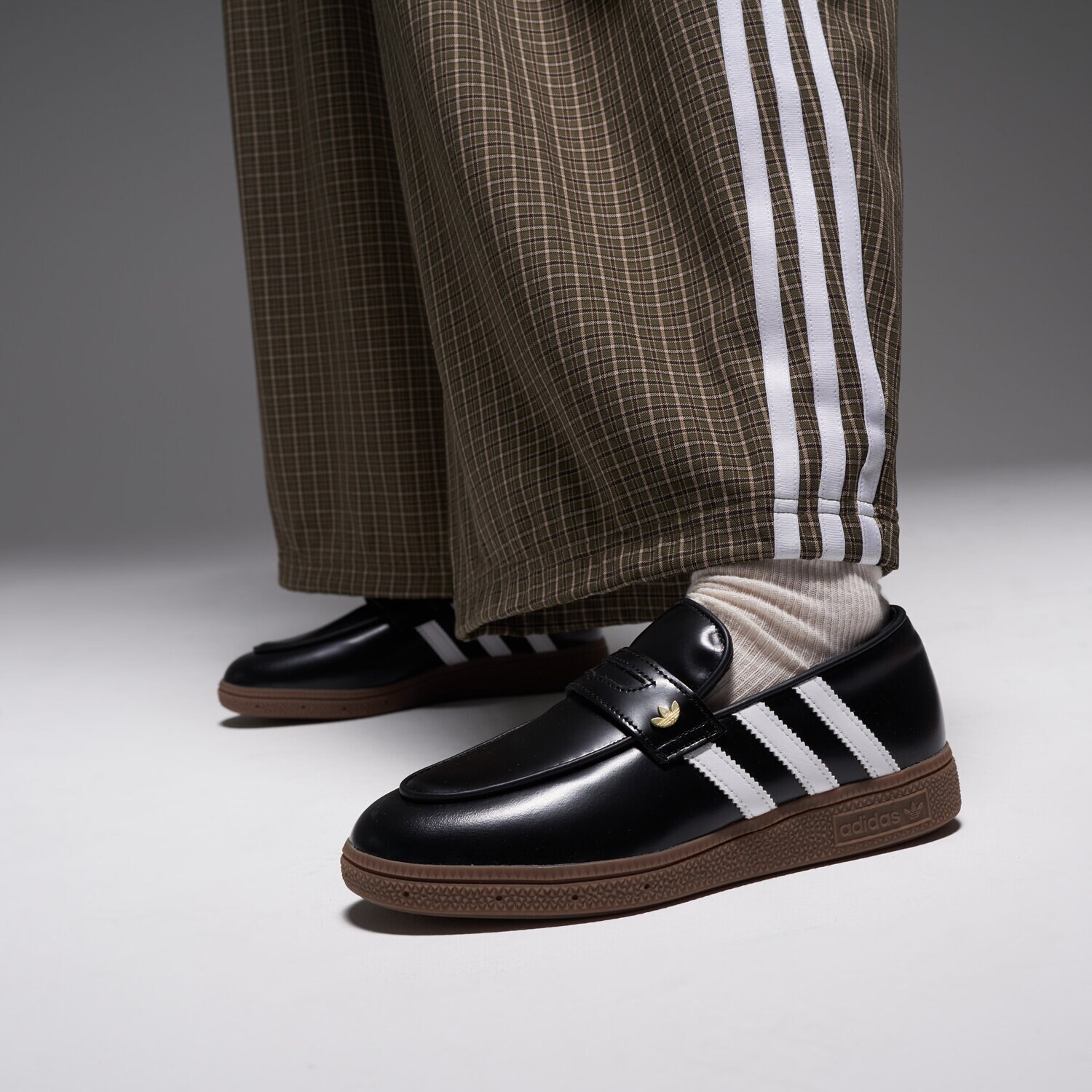 adidas Handball Spezial Loafer Black White Gum (Women's) — foto 2