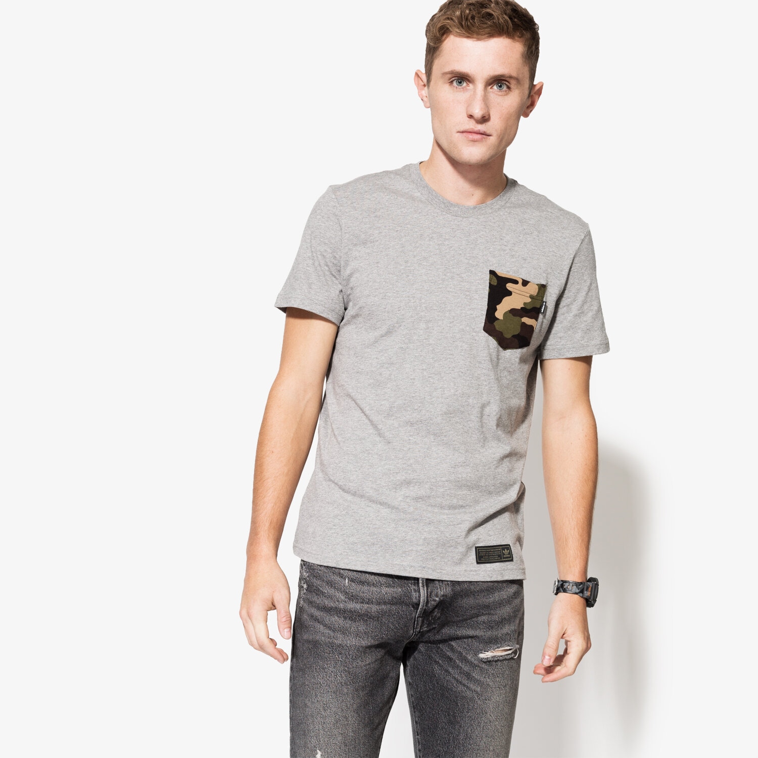 Herren T-Shirt ADIDAS T-SHIRT CAMO PCKT TEE AY8875 Grau