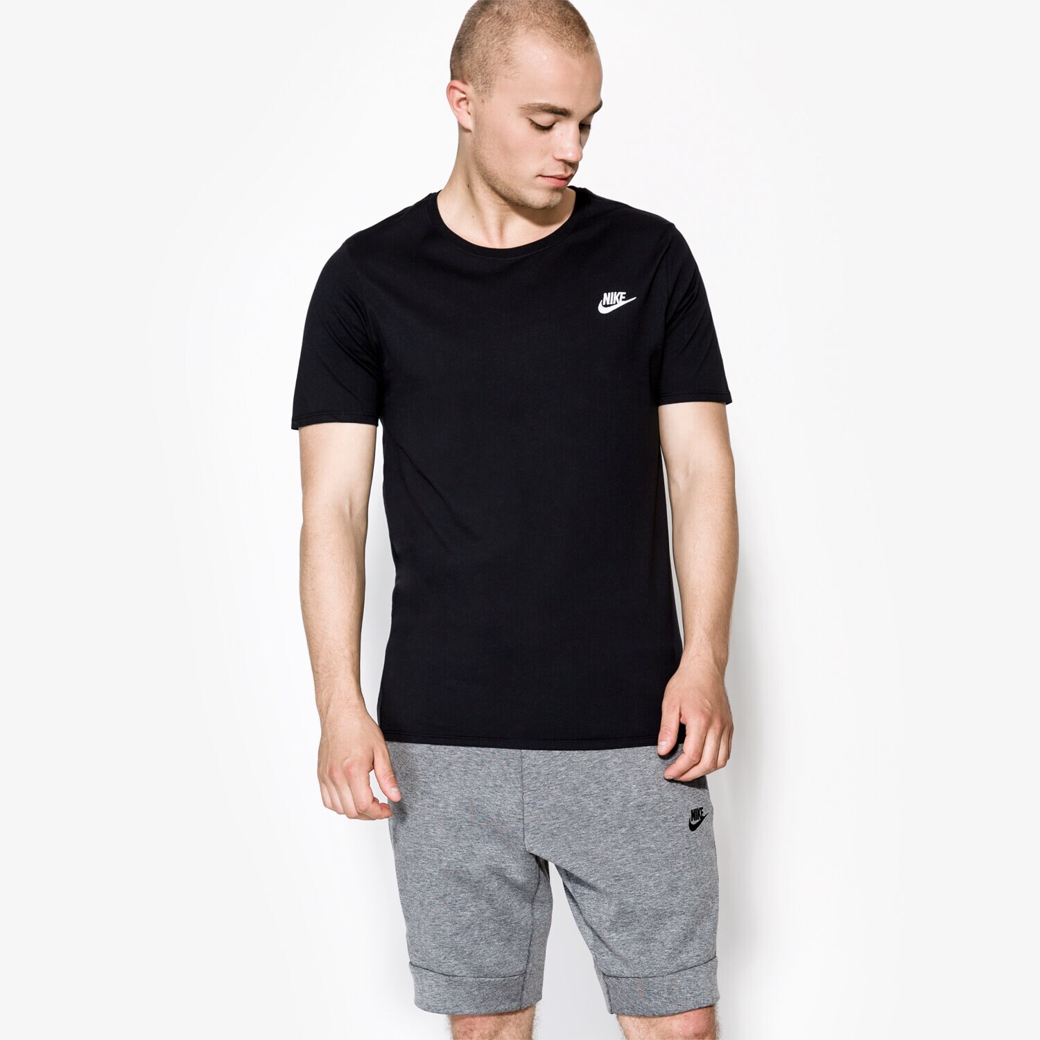 Herren T-Shirt NIKE T-SHIRT SS M NSW TEE CLUB EMBRD FTRA 827021-011 Schwarz