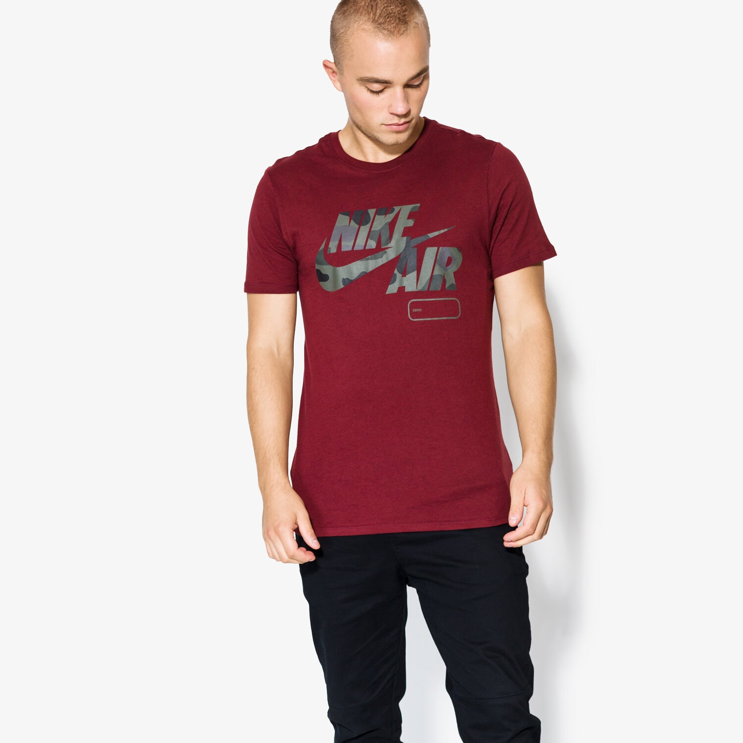 Herren T-Shirt NIKE T-SHIRT SS M NSW TEE AF1 CAMO NAMEBOX AH6956-619 Dunkelrot