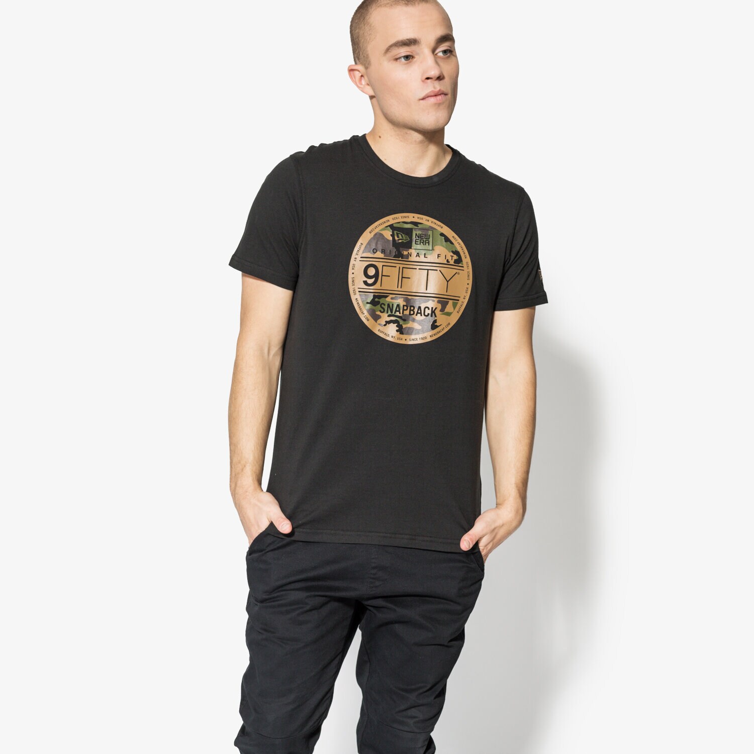 Herren T-Shirt NEW ERA T-SHIRT SS CAMO VISOR STICKER TEE NE BLK 11585991 Schwarz