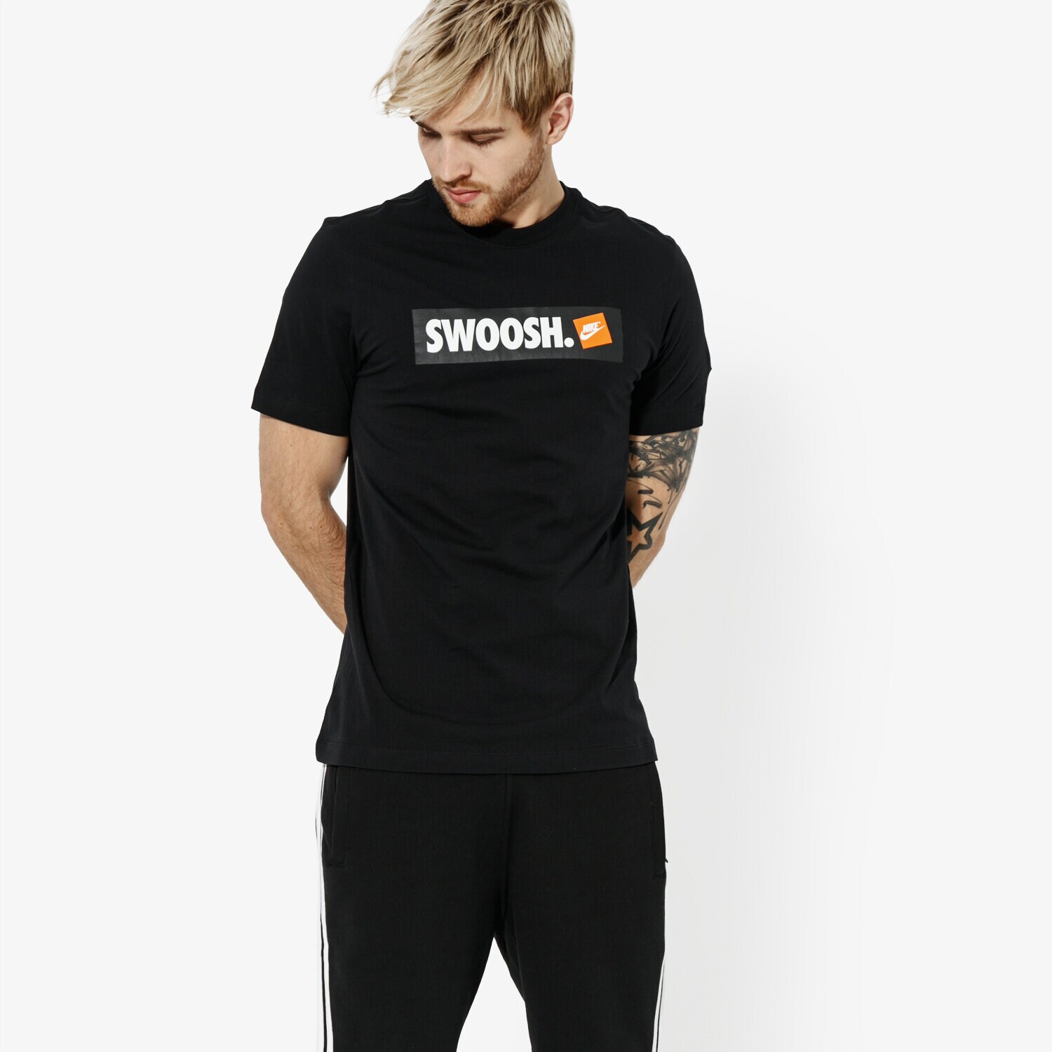Herren T-Shirt NIKE T-SHIRT SS M NSW TEE SWOOSH BMPR STKR ATHLETIC DEPARTME AR5027-010 Schwarz
