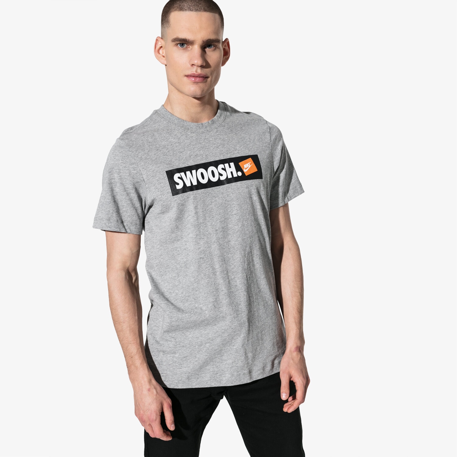 Herren T-Shirt NIKE T-SHIRT SS M NSW TEE SWOOSH BMPR STKR ATHLETIC DEPARTME AR5027-063 Grau