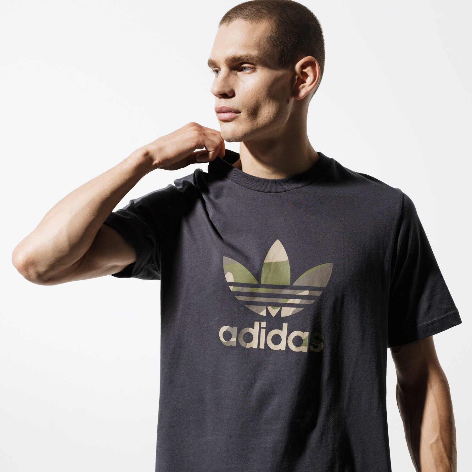Herren T-Shirt ADIDAS T-SHIRT SS CAMO INFILL TEE GRAPHICS DX3674 Schwarz