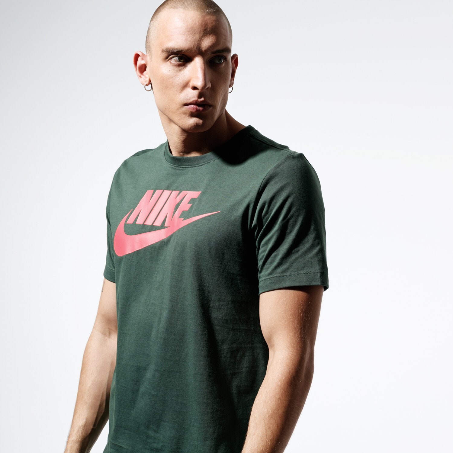 Herren T-Shirt NIKE T-SHIRT SS M NSW TEE ICON FUTURA AR5004-370 Grün
