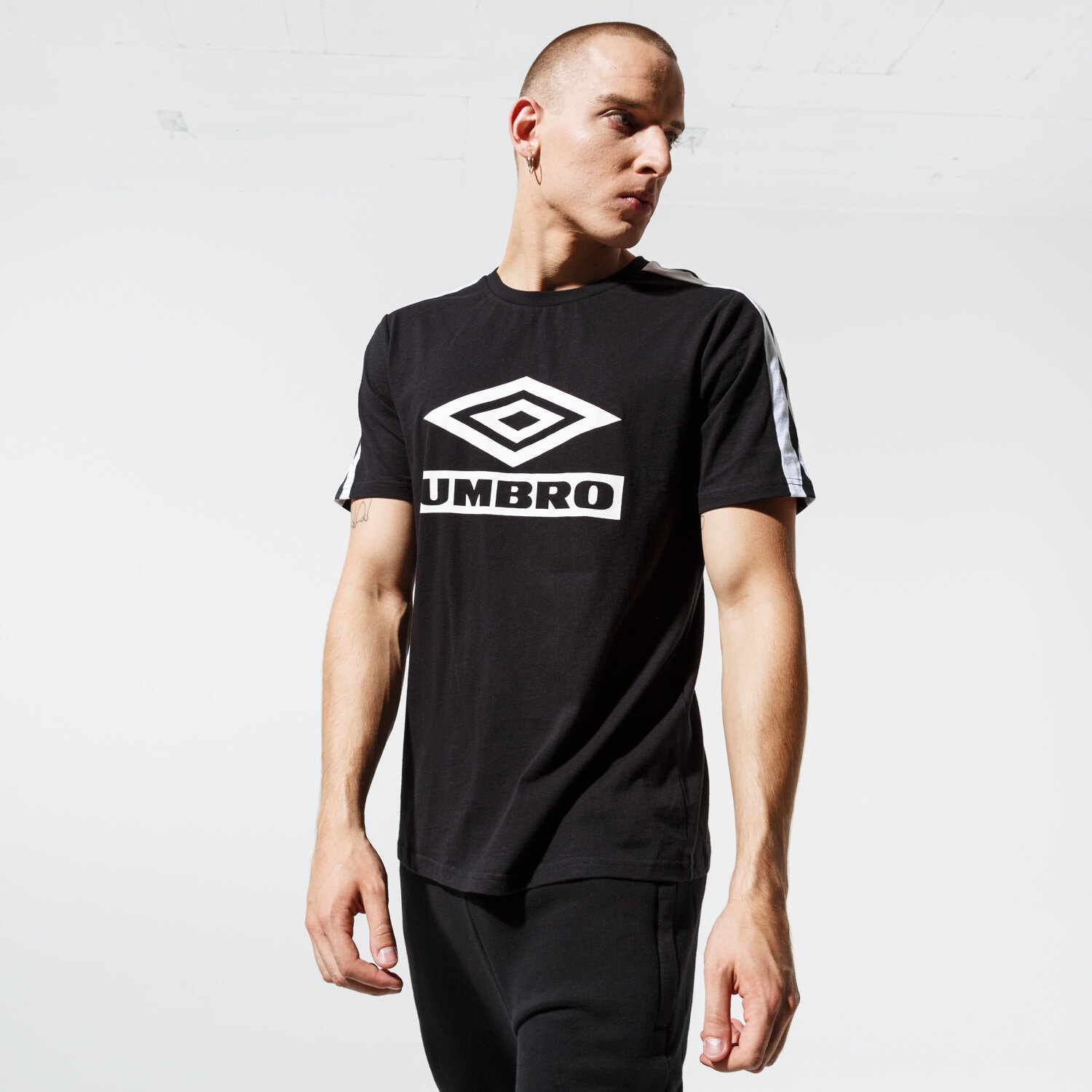 Herren T-Shirt UMBRO T-SHIRT CLASSIC TAPE TEE BLK UL39TSM88002 Schwarz