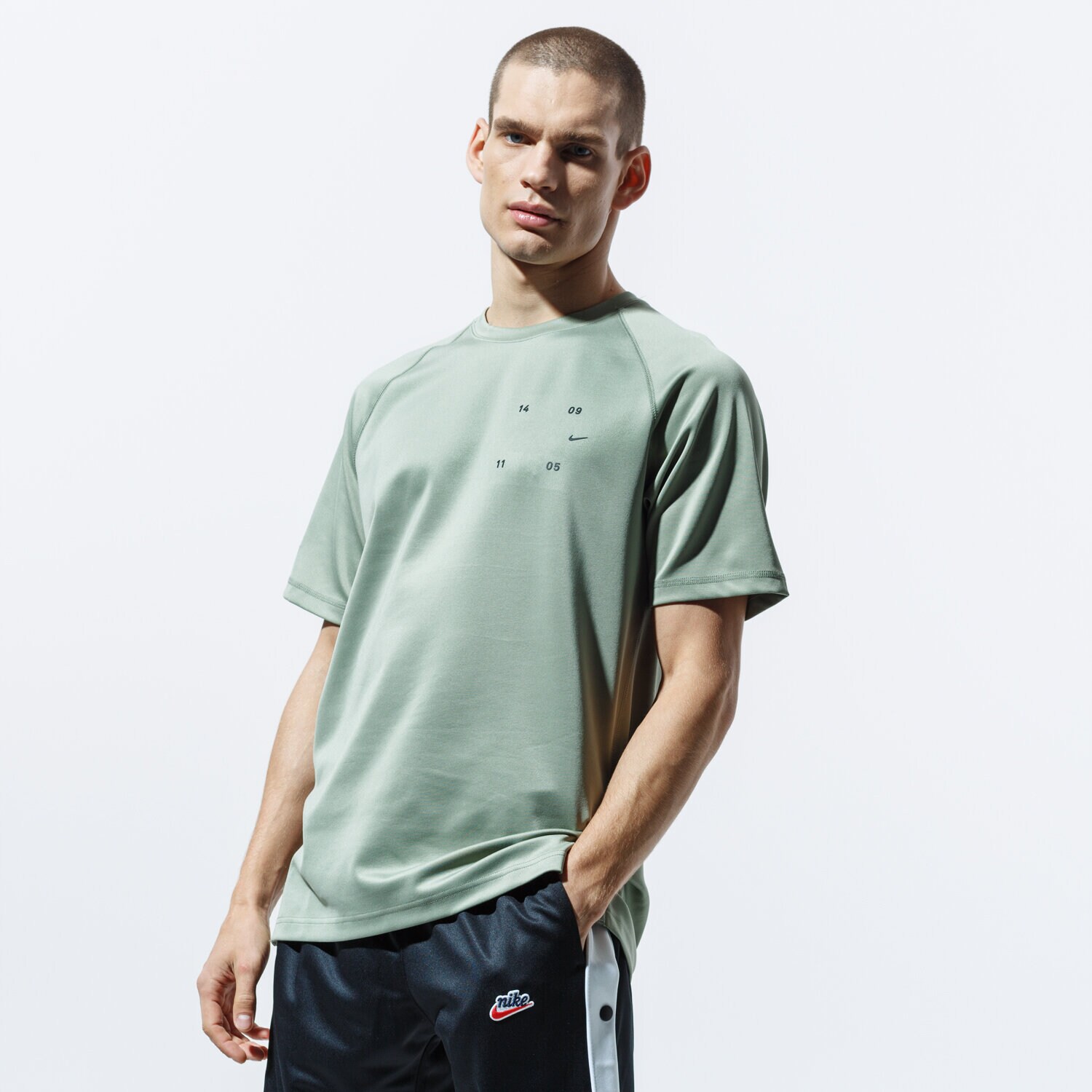 Herren T-Shirt NIKE T-SHIRT SS M NSW TCH PCK TOP SS BV4441-371 Grün