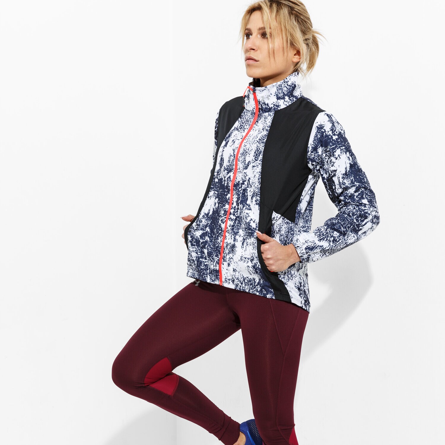 Damen Winterjacke UNDER ARMOUR JACKE INTL PRINTED RUN JACKET 1300119-001 Schwarz