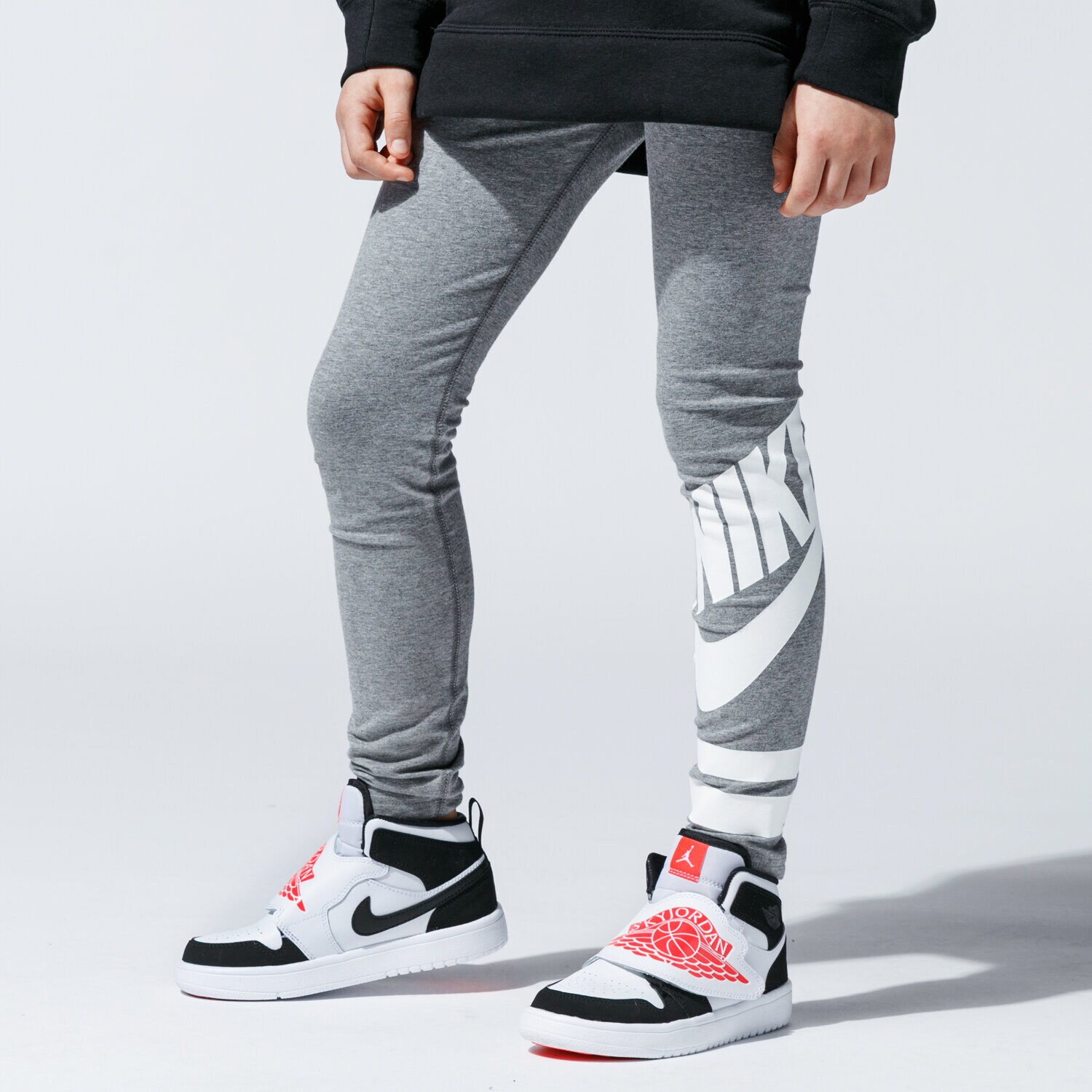 Kinder Hosen NIKE LEGGINGS SPORTSWEAR 939447-093 Grau
