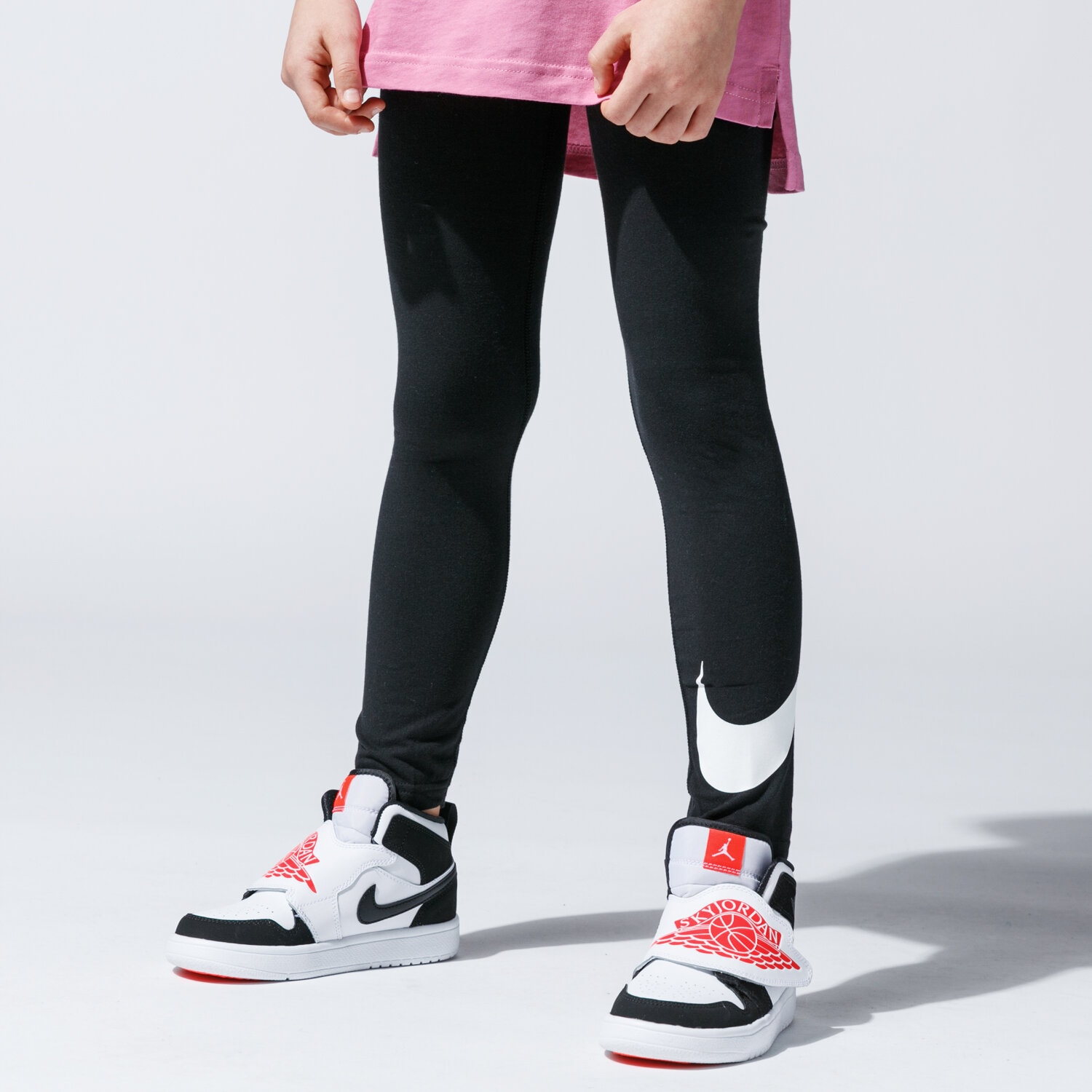 Kinder Hosen NIKE LEGGINGS SPORTSWEAR GIRL AR4076-010 Schwarz