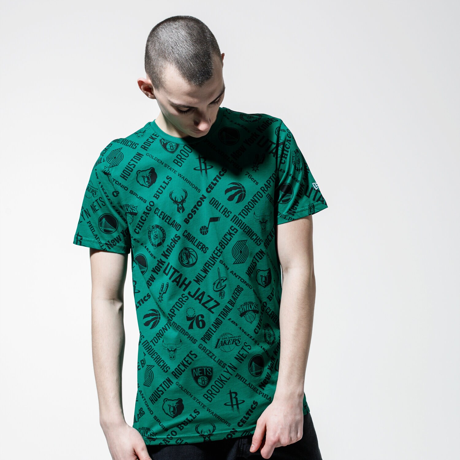 Herren T-Shirt NEW ERA T-SHIRT NBA AOP TEE GREEN NBA LOGO KGR 12195411 Grün