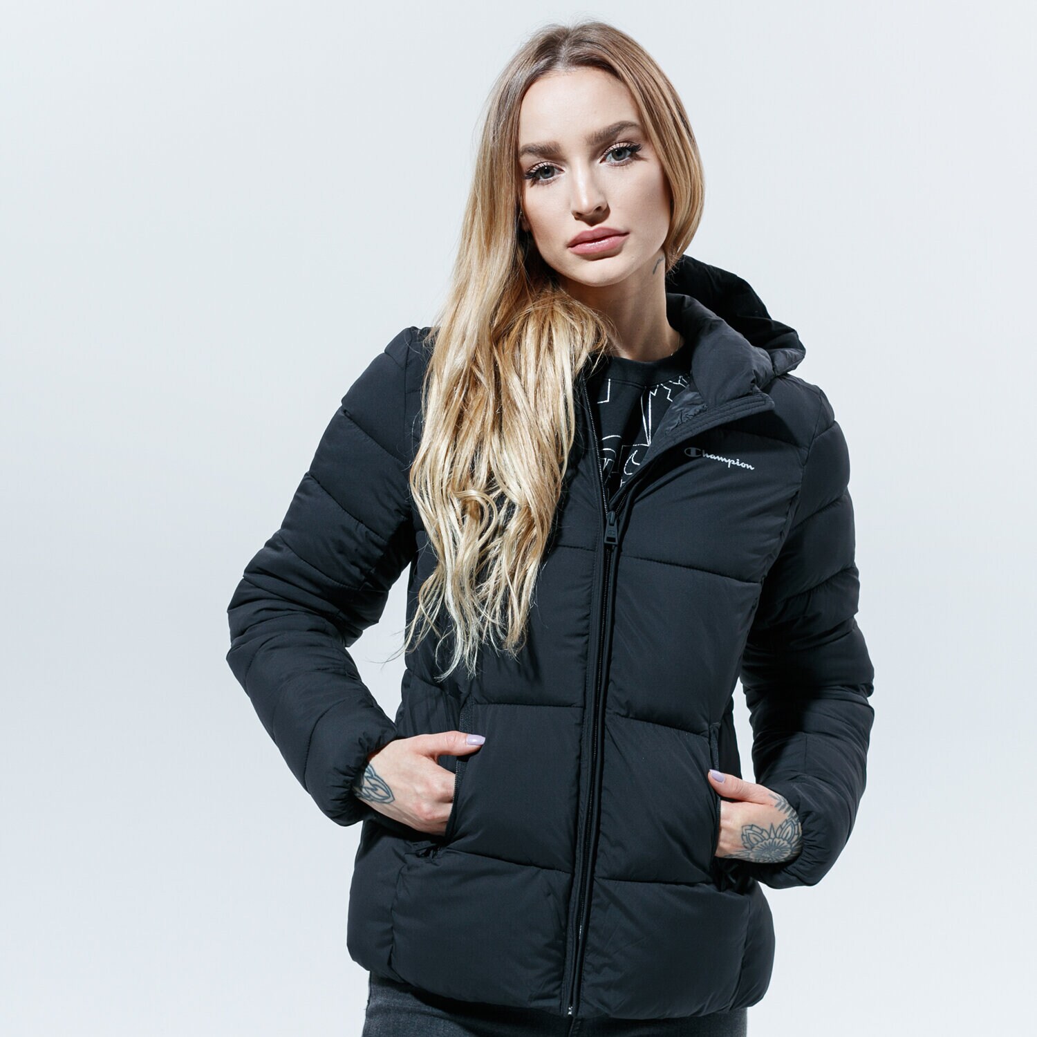 Damen Winterjacke CHAMPION JACKE HOODED POLYFILLED JACKET REGULAR 113424KK001 Schwarz