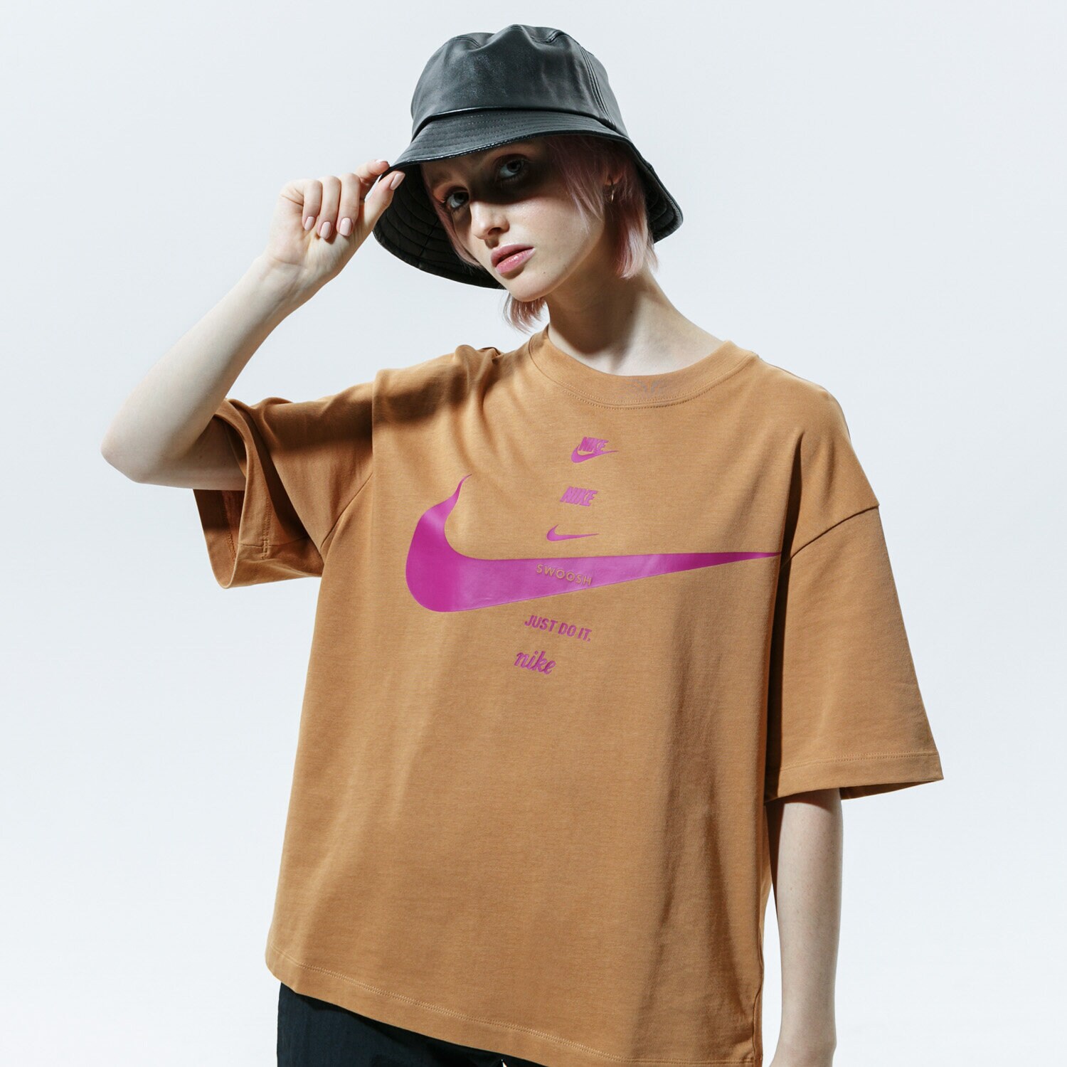 Damen T-Shirt NIKE T-SHIRT SPORTSWEAR CU5682-201 Braun