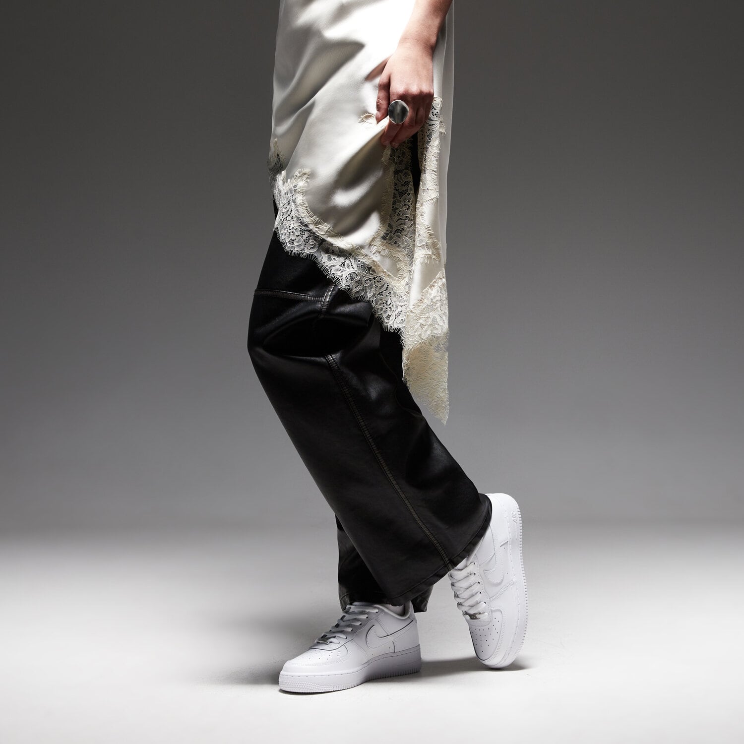 Nike Air Force 1 Low LE Triple White (GS) — foto 2