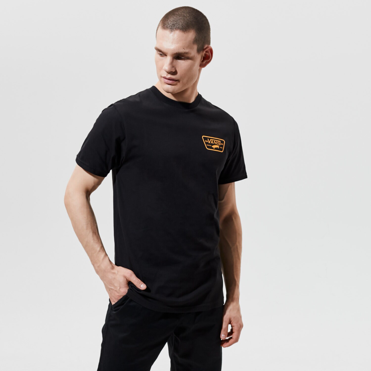 Herren T-Shirt VANS T-SHIRT MN FULL PATCH BACK SS BLACK/SAFFRON VN0A3H5KZ4W1 Schwarz