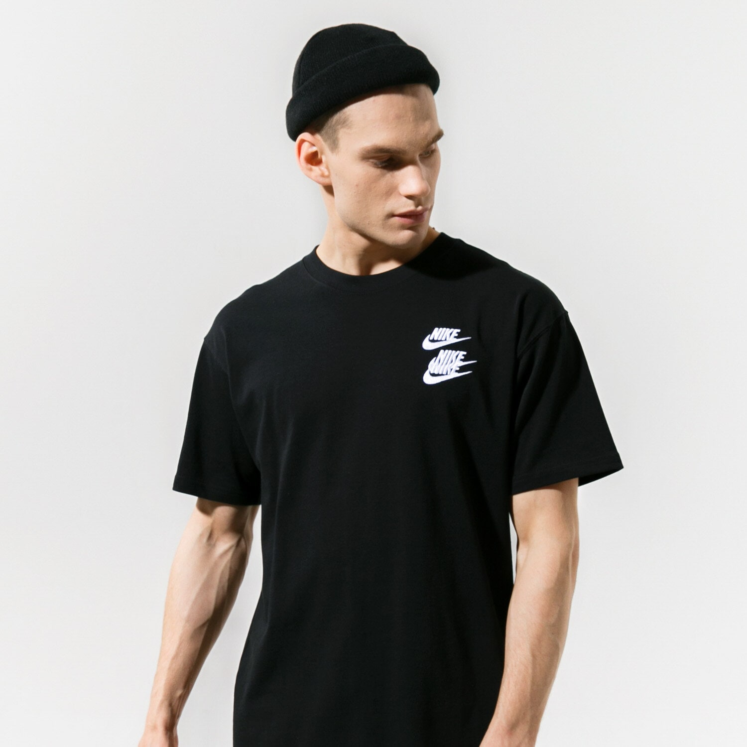 Herren T-Shirt NIKE T-SHIRT M NSW TEE WORLD TOUR 2 DA0989-010 Schwarz