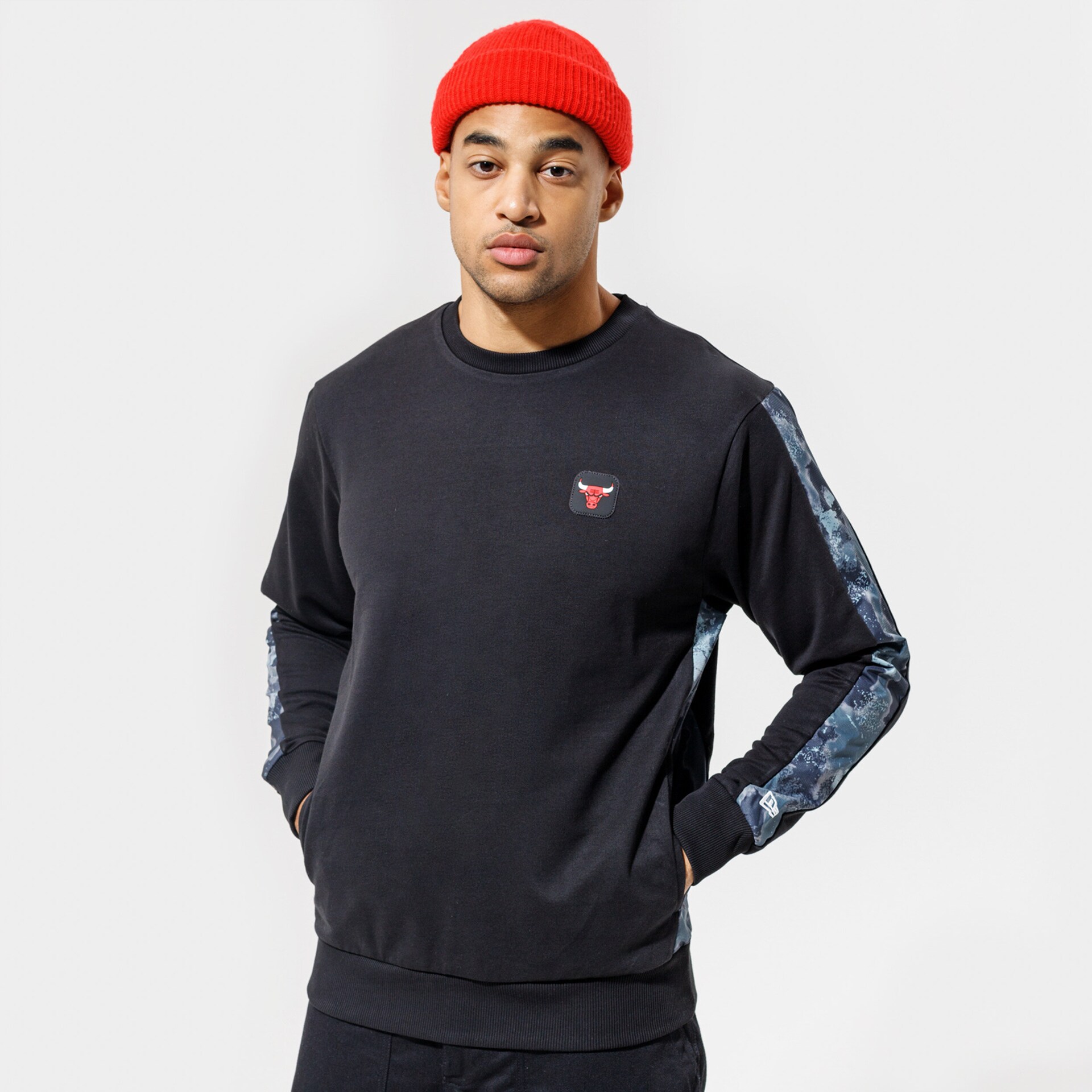 Herren NEW ERA SWEATSHIRT NEW ERA OUTDR UTLTY PANEL CRW CHIBUL BLK 12827168 Schwarz