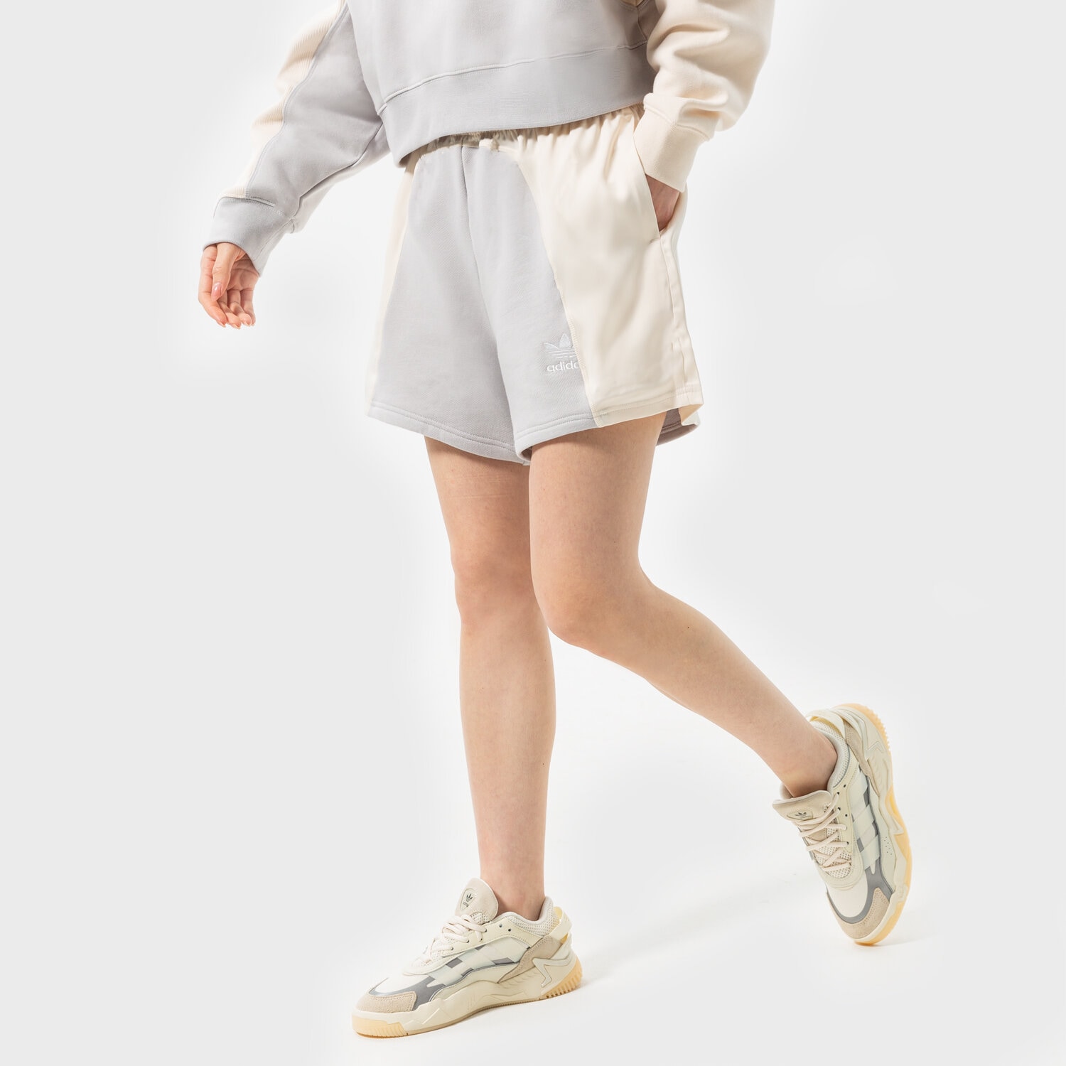 Damen Shorts ADIDAS   DAMSKIE SHORTS HC7038 Grau