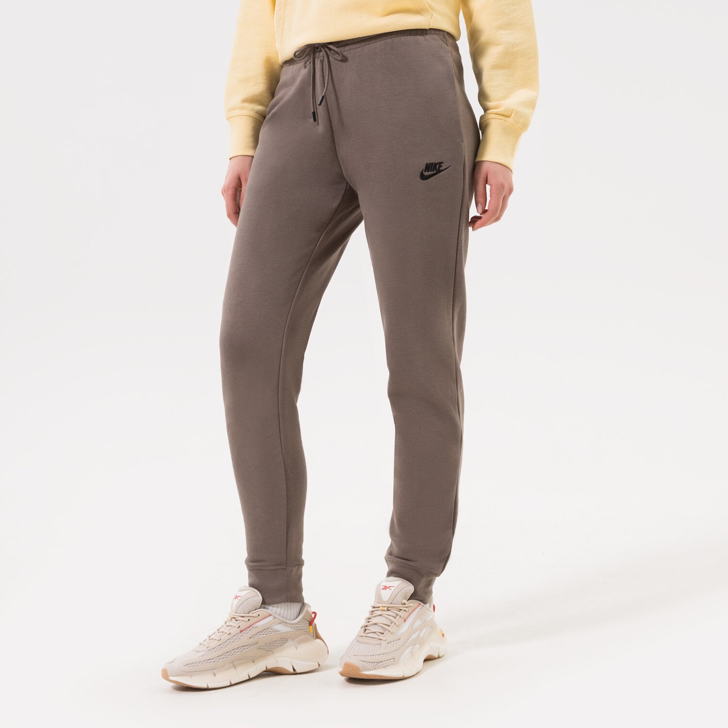 Damen Hosen NIKE HOSE W NSW ESSNTL PANT REG FLC MR DX2320-040 Braun
