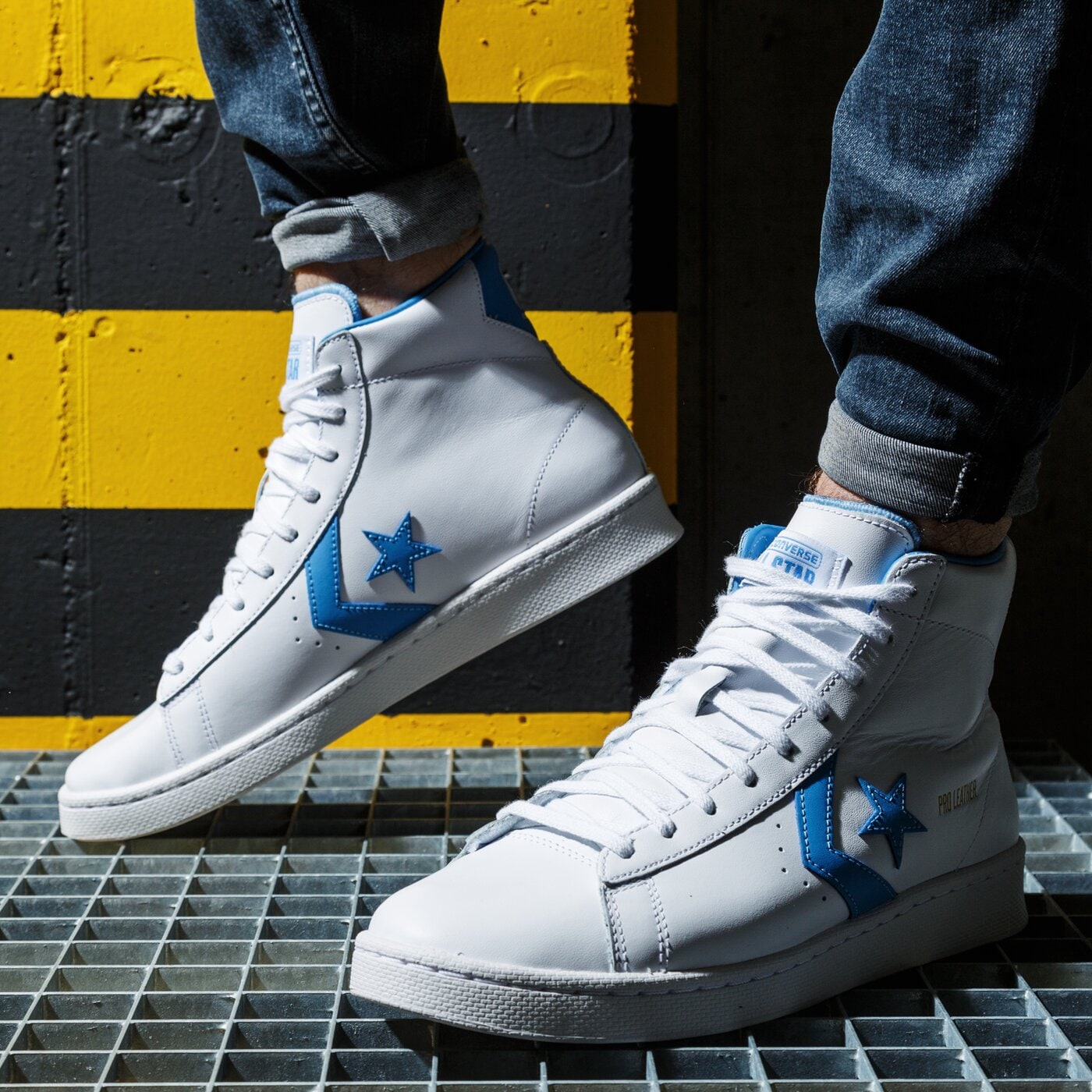 converse pro leather mid on feet