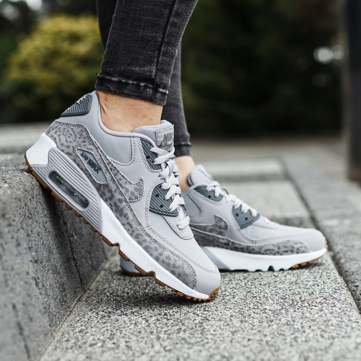 NIKE AIR MAX 90 LTR SE GG Grau 897987004 Sizeer